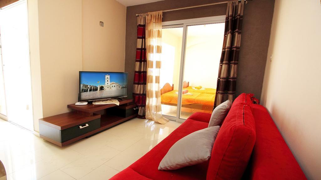 Panikos Beach Apartment I Larnaca Exterior foto